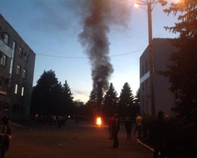 ПРЕСТУПЛЕНИЯ ХУНТЫ. В Красноармейске украинские бандформирования стреляли по безоружным, есть убитый и раненные.(фото, видео) ПРЕСТУПЛЕНИЯ ХУНТЫ. В Красноармейске украинские бандформирования стреляли по безоружным, есть убитый и раненные.(фото, видео)