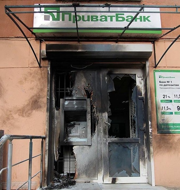 В Одессе подожгли очередное отделение банка, спонсирующего терроризм на Украине В Одессе подожгли очередное отделение банка, спонсирующего терроризм на Украине