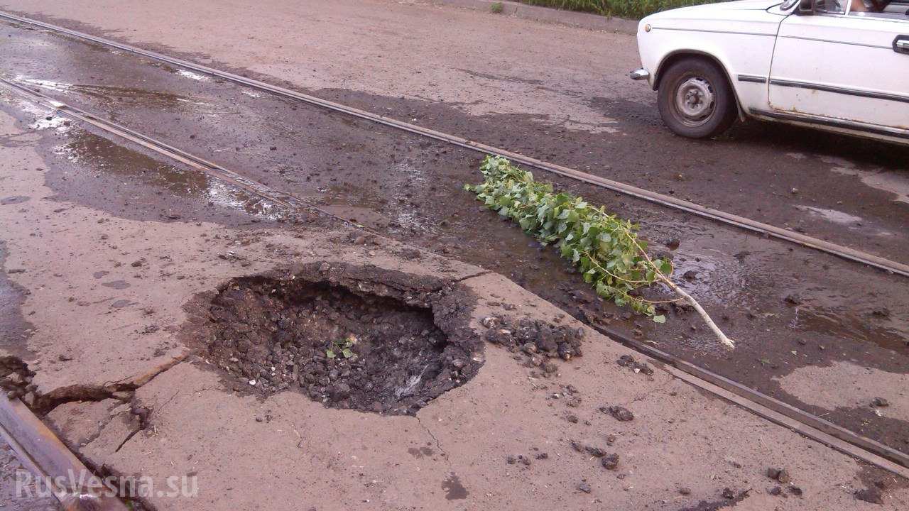 Краматорск, последствия обстрела украинской армией: пожары, разрушенные сооружения, дороги в воронках от снарядов (фото+видео) Краматорск, последствия обстрела украинской армией: пожары, разрушенные сооружения, дороги в воронках от снарядов (фото+видео)