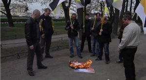 В Санкт-Петербурге сожгли портреты Яроша и Бандеры!