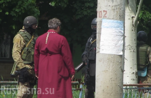 Нападение на Краматорск: на переговоры вышел священник, снайпера нацгвардии держат народ под прицелом