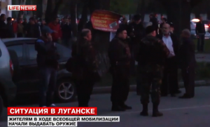 В Луганске горожанам начали выдавать оружие по паспортам