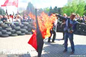 Шахтеры Енакиева захватили завод Рината Ахметова и сожгли флаг «Правого сектора» (видео)