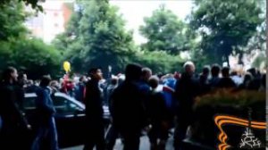 Десятки тысяч людей на улицах Берлина поют гимн СССР