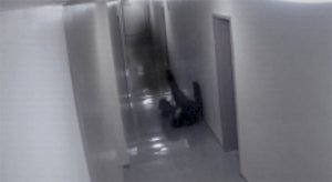 Камеры зафиксировали нападение призрака на человека. Видео