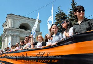 В Кишиневе развернули самую большую в мире Георгиевскую ленту