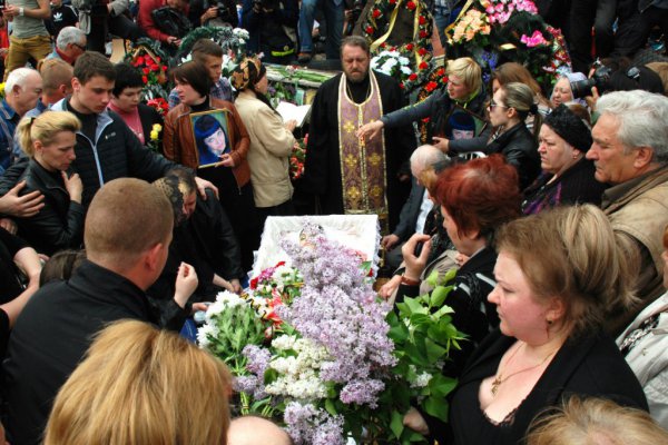 Сегодня Краматорск простился с погибшей медсестрой-волонтером Юлией Изотовой