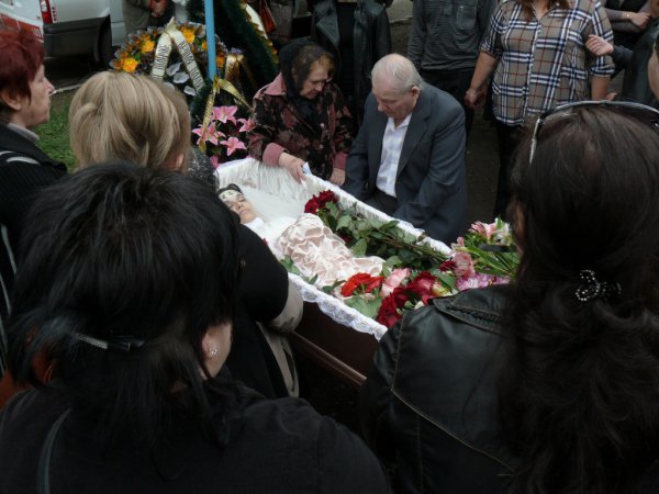 Сегодня Краматорск простился с погибшей медсестрой-волонтером Юлией Изотовой