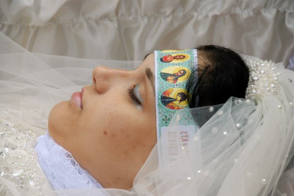 Сегодня Краматорск простился с погибшей медсестрой-волонтером Юлией Изотовой