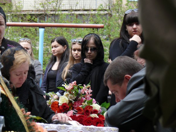 Сегодня Краматорск простился с погибшей медсестрой-волонтером Юлией Изотовой