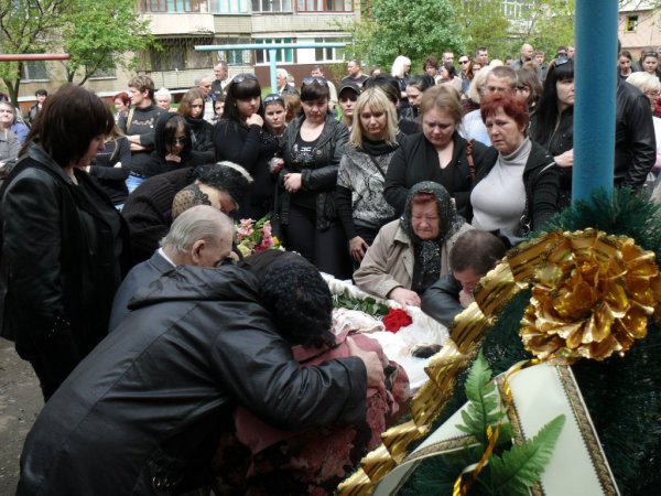 Сегодня Краматорск простился с погибшей медсестрой-волонтером Юлией Изотовой