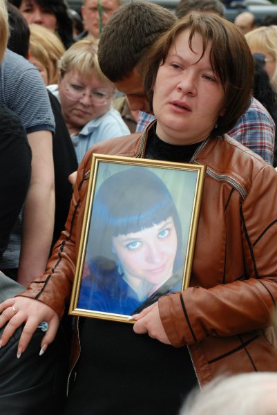 Сегодня Краматорск простился с погибшей медсестрой-волонтером Юлией Изотовой