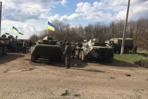 Колонна бронетехники около Красноармейска (видео)