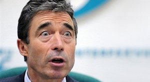 В МИД РФ обратили внимание на проблемы со зрением у генсека НАТО