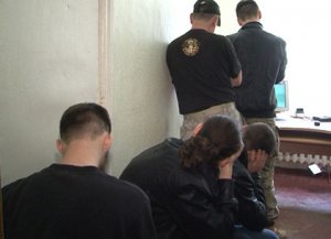 На Мемориале в Лесопарке задержали мужчин в бронежилетах и с дубинками