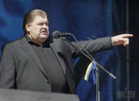 Мебель в кабинет Бондаренко:  письменный стол стоит в районе 6 тысяч евро, кресло – 1,5 тысячи евро.