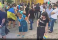 В Одессе люди с флагами «Правого сектора» пикетируют консульство России