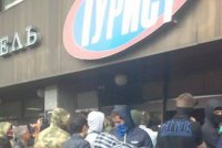 В Киеве майданщики штурмуют гостиницу «Турист» — драка и грохот взрывов (ФОТО)