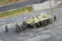 Военная хитрость свидомых единоукраинцев: Офицеры украинской армии заставили пехоту толкать БТРы