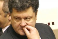Порошенко выступает против введения военного положения на Украине ради получения финансовой помощи