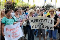 Женщины в Киеве не дали автобусу с солдатами уехать в зону военной операции