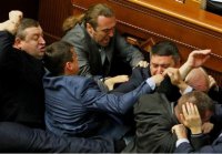 В украинских Сумах главу администрации растерзали за русский язык