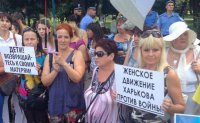 У администрации президента в Киеве укрофашисты напали на антивоенный митинг Женского движения Харькова (Видео)