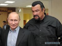 В Севастополе Стивен Сигал щеголял в футболке с изображением Путина