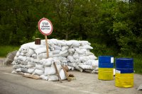 Укры удрали с блокпоста и оставили ополчению много подарков ))