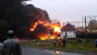 Более десяти цистерн с нефтепродуктами горят на Украине после схода поезда с рельсов