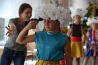 Девочка-Украина на показе мод в Москве симулировала самоубийство (фото, видео)