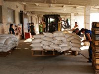 В Луганске открылись 28 пунктов по выдаче российской гуманитарной помощи