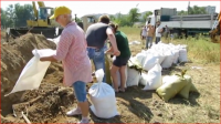 Жители Мариуполя роют окопы на границе города