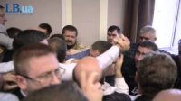 Депутаты Ляшко бросились бить Кличко в горсовете Киева (ВИДЕО)