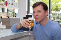 Ляшко напился и поет "Этот День Победы" в центре Дюссельдорфа. Куда смотрит "Правый сектор"?