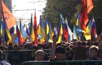 Полиция вытесняет сторонников Новороссии с марша либералов