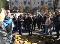 На Майдане активисты пытаются с боем установить первую палатку