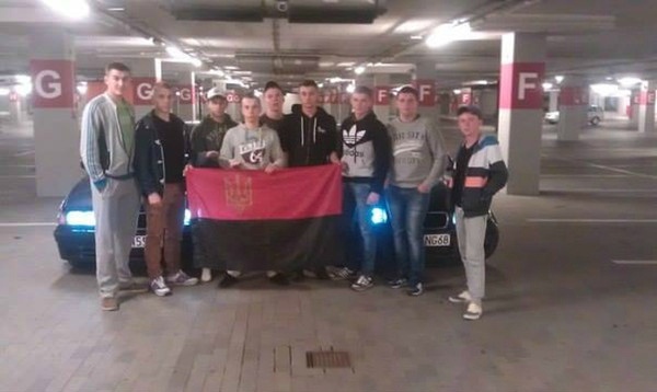 Шестерых украинских студентов выдворили из Польши за бандеровский флаг