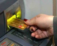 Украинцам запретили свободно пользоваться зарплатными картами