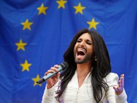 Бородатый трансвестит Кончита Вурст выступил перед Европарламентом, призвав к толерантности