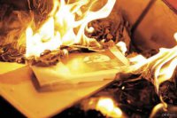 На Украине жгут русские книги