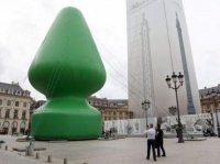 Президент Франции восхитился елкой из секс-шопа: "Без этого нет будущего!"