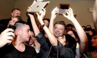 Украина в преддверии выборов - Порошенко позировал студентам для селфи в Днепропетровске