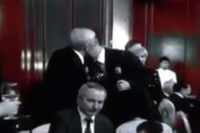 В сети появилось видео поцелуя Азарова и Яценюка