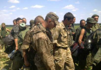 Голодные и оборванные украинские солдаты сидят в окопах, у них нет настроения воевать