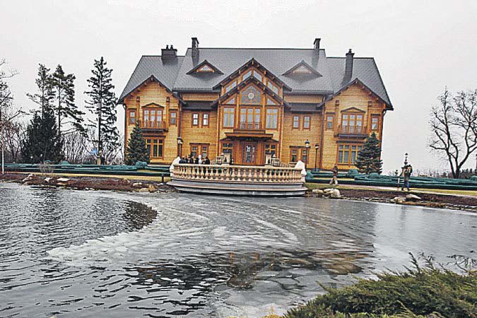 Из Межигорья патриоты сделали подпольный фасовочный цех вермишели и жвачки.