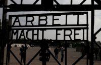 Из бывшего концлагеря Дахау похищена дверь с надписью "труд делает свободным"