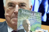 Гельмут Коль раскритиковал попытки Запада изолировать Россию
