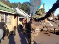 Всплыло видео как на День Независимости Украины пьяные "освободители" приехали на танке за пивом