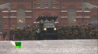 На Красной площади проходит торжественный марш в честь парада 1941 года — прямая трансляция